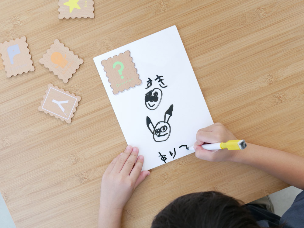 douブランドのABCスタンプセット。木製のABCカード、アクリルボード、ショルダーバッグがセットで展示されています。