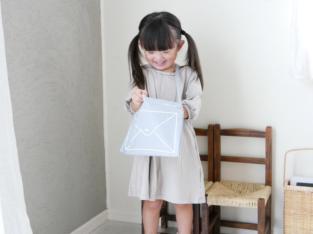 douブランドのABCスタンプセット。木製ABCカード、アクリルボード、綿製ショルダーバッグが並んで配置されている安全な玩具です。