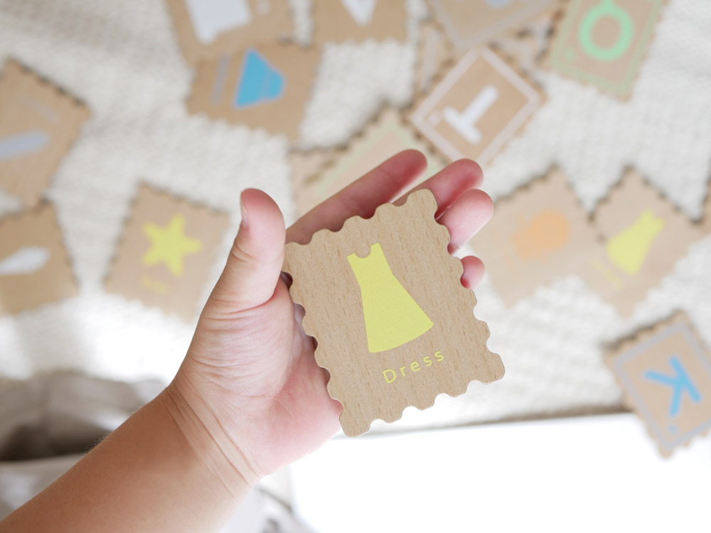 douブランドのABCスタンプセット。木製カード、アクリルボード、ショルダーバッグがセットになっています。