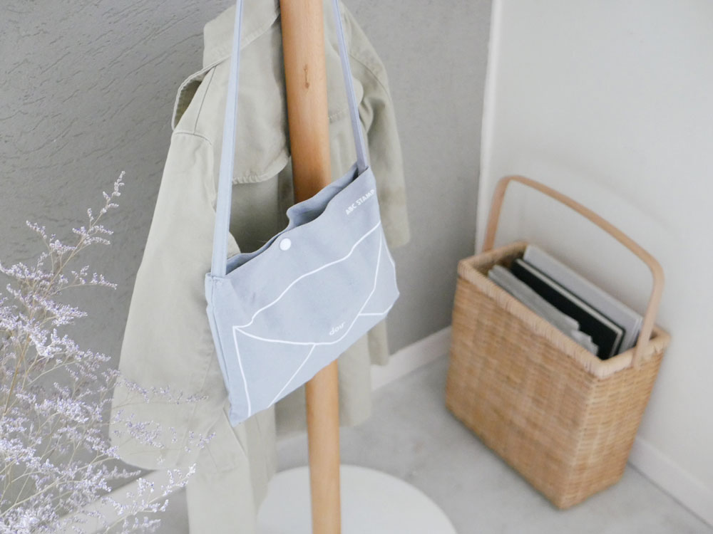 douブランドのABCスタンプセット。木製のABCカードがアクリルボードに配置され、綿製のショルダーバッグに収納されている様子。