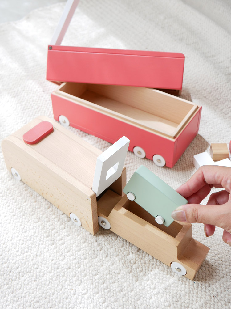 dou?ブランドのプラスチック製消防車のおもちゃ。サイズは21×9×12cmで、木のくるまとブロックがセットになっています。