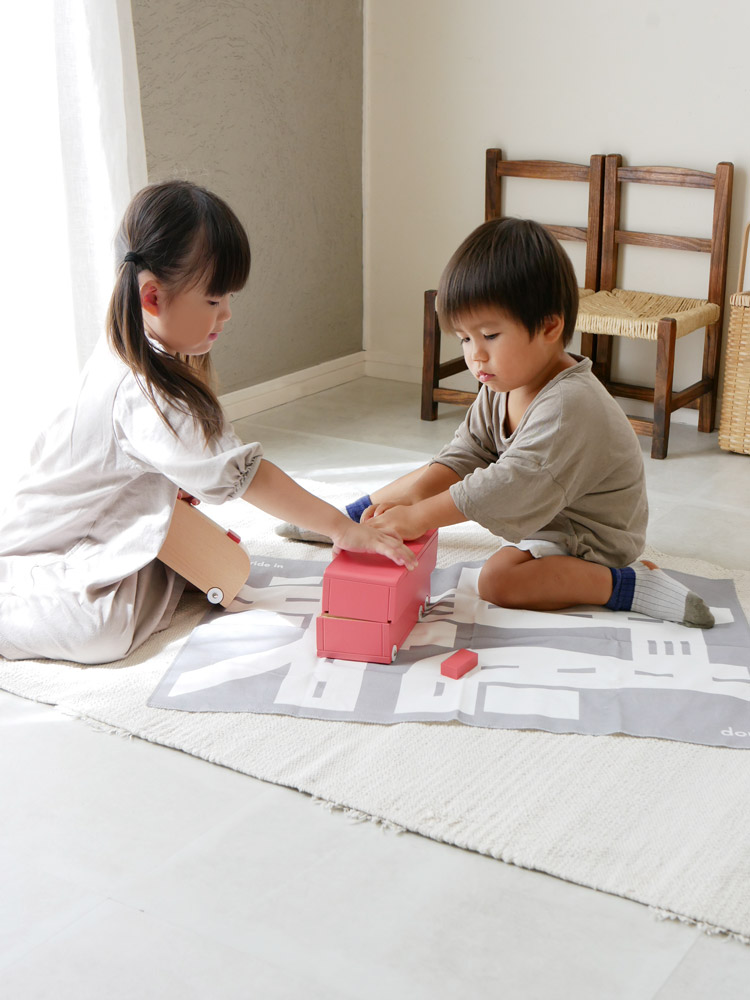 douブランドの幼児用木製消防車おもちゃ、ブロック3個と布製マップがセット