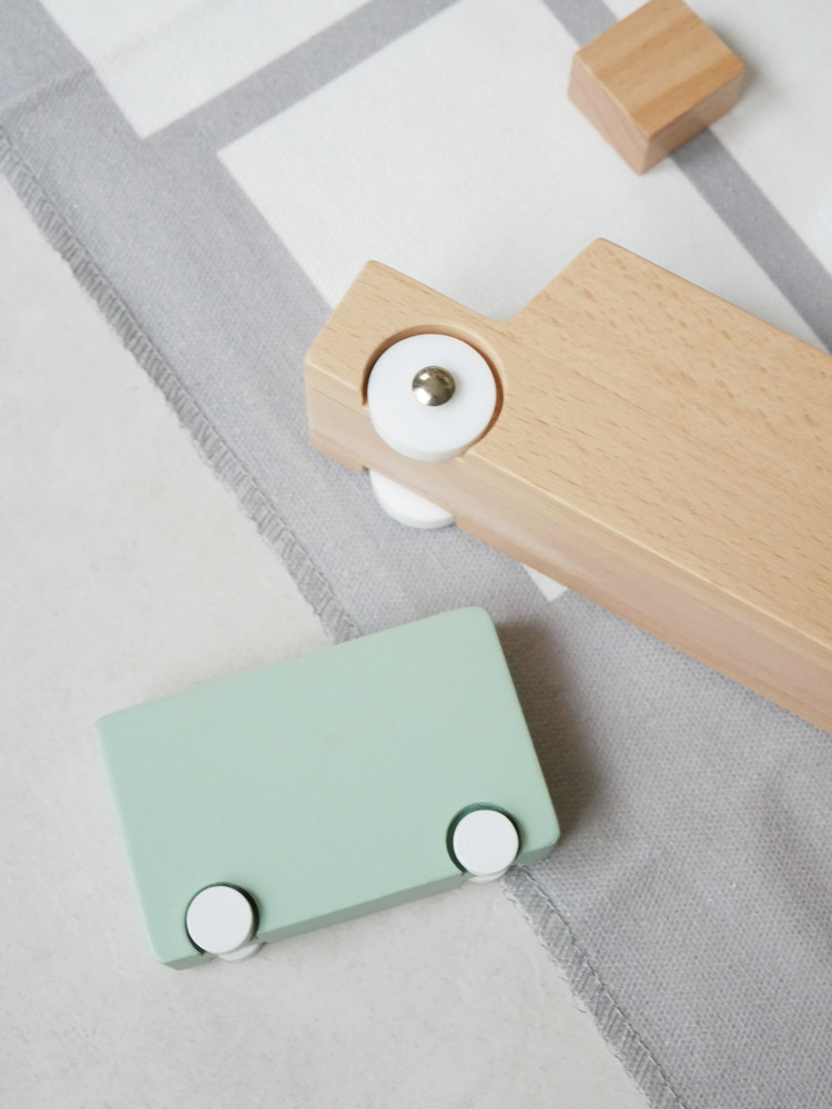 douブランドの消防車おもちゃセット。21×9×12cmの消防車、木製車、ブロック3個、72×42cmの布製マップが含まれています。