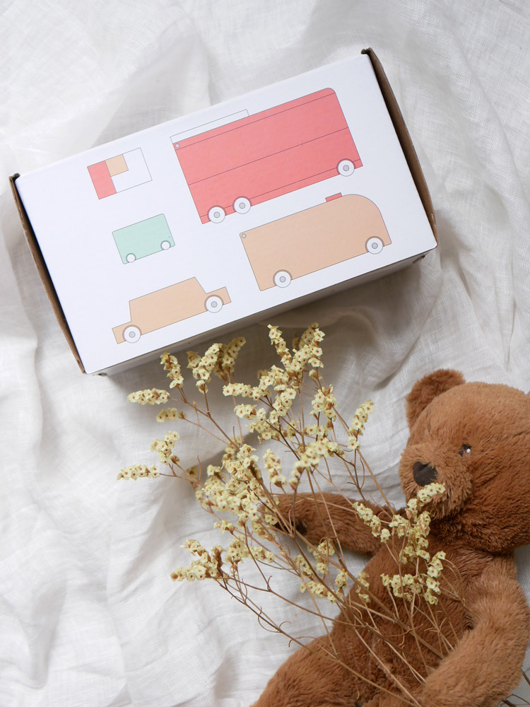 dou?ブランドのテディベアと木製車両がセットになったベビー向け玩具