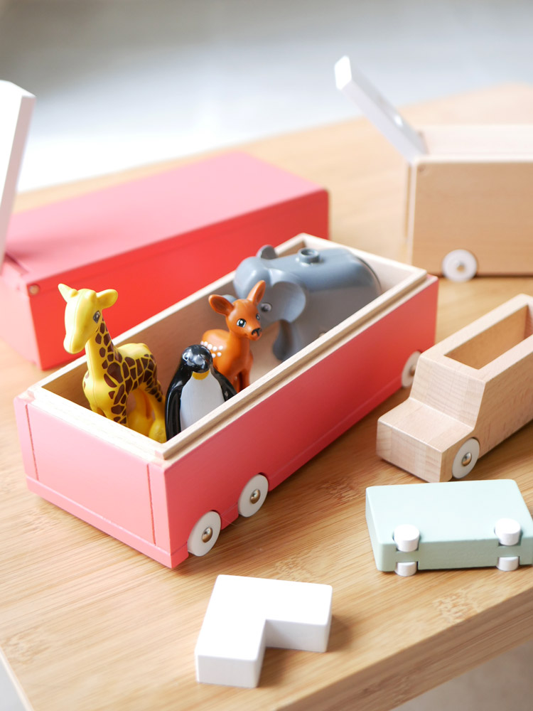 dou?ブランドのプラスチック製消防車と木のくるま、布製マップ、ブロックがセットになった子供用おもちゃ