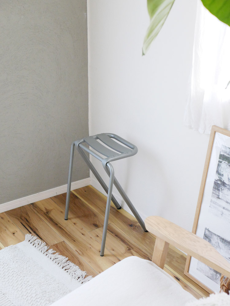 シャンパン色のDUENDE BENTスツール