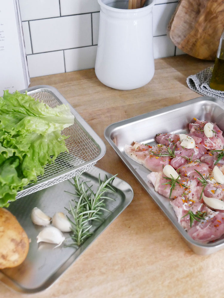 la base製18-8ステンレスのコーナーバット、コーナーザル、コーナープレートが並んだキッチン用品セット