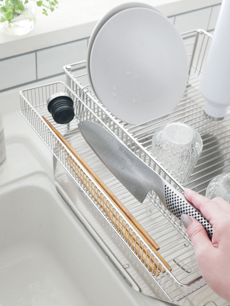 la baseの18-8ステンレス製水切りかご3点セット。水切りかご、ポケット、水切りトレーが並んでいる