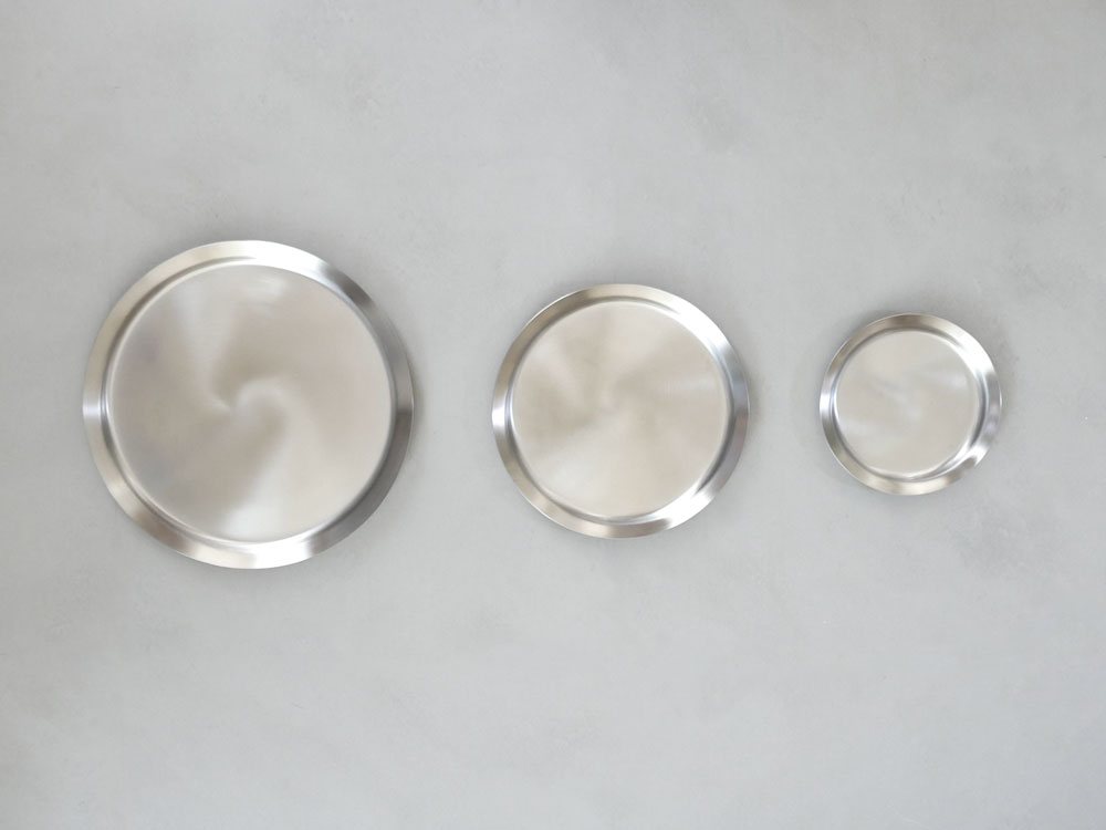 la baseの18-8ステンレス製27cm大サイズプレートがテーブルに並べられている写真