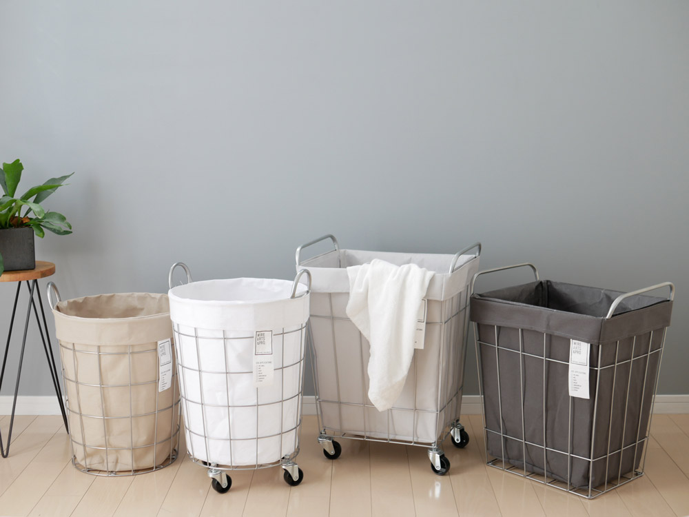 BRIDブランドの白色丸型ランドリーストレージ33リットル、キャスターとハンドル付き