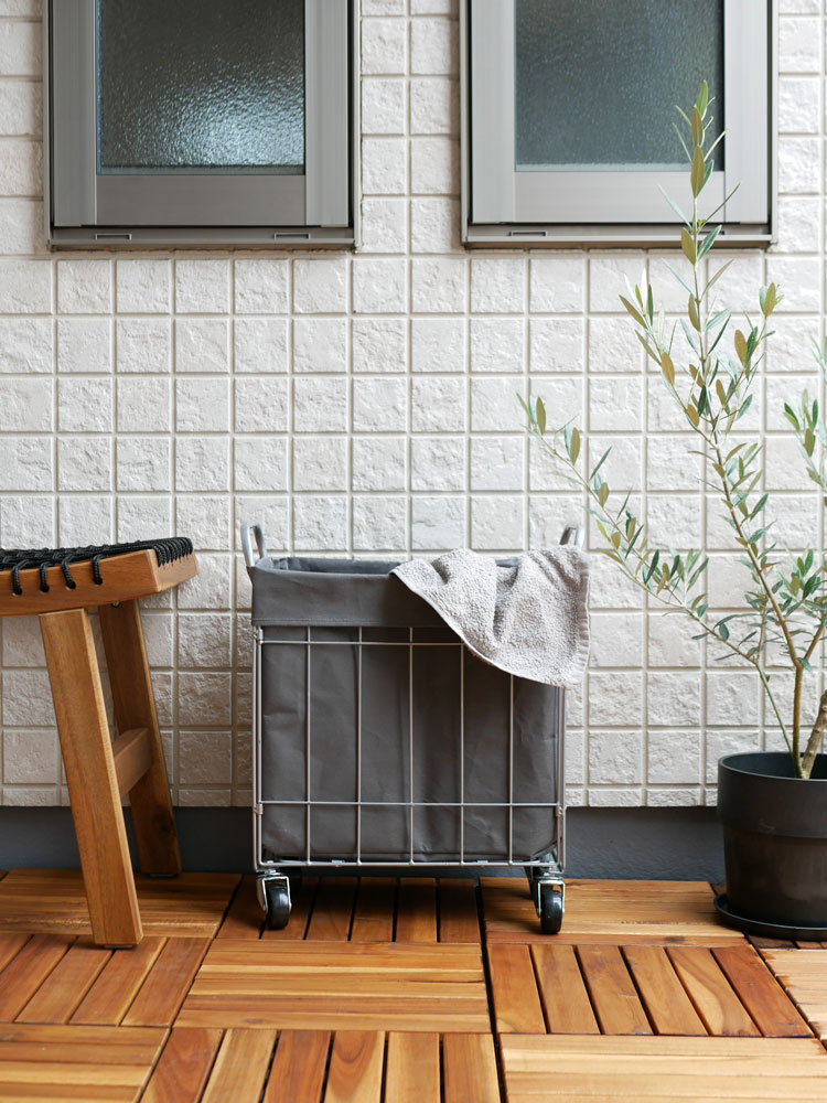 BRID（ブリッド）製WIRE ARTS&PROランドリーストレージ28L。スチールワイヤーとポリエステル・コットン製の中袋を備えた洗濯物収納ボックスで、キャスター付きで移動が簡単です。