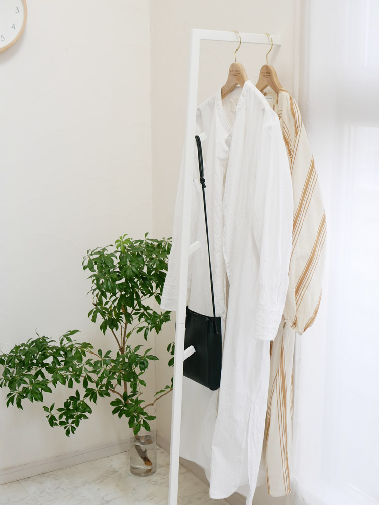 LINE/Yamazakiのスリムコートハンガー。シンプルなスチール製で滑り止めキャップが付いたデザイン。