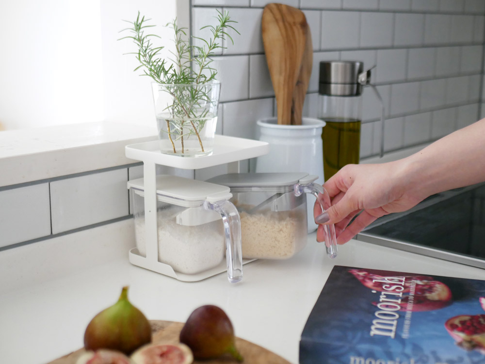 マーナのスチール製GOODLOCK調味料ラックと調味料