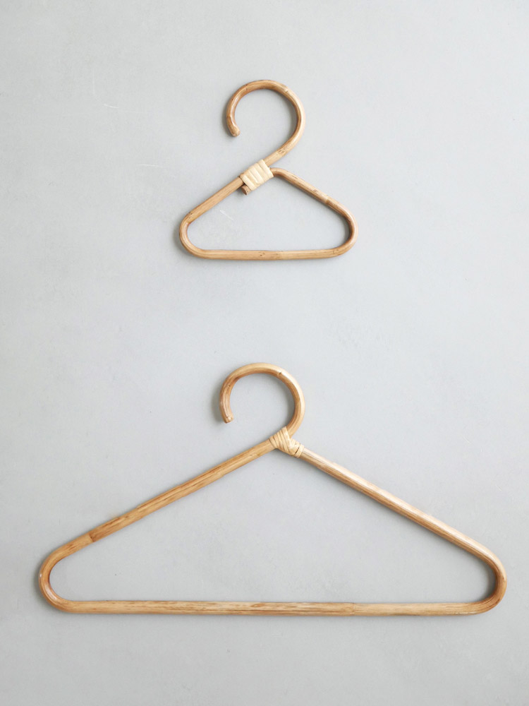 ネパール製松野屋のナチュラルラタンハンガーとタオルハンガー。ハンガーサイズは約40×22cm、タオルハンガーは約15×15cm。シンプルなデザインが特徴です。