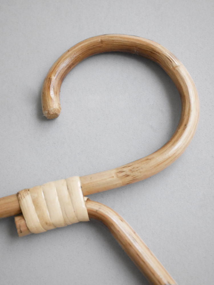 松野屋のネパール産ラタンハンガーセット。メインハンガーは約40×22cm、タオルハンガーは約15×15cmで、ナチュラルなラタン素材が特徴です。