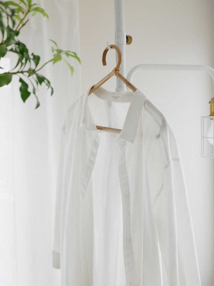 松野屋製のナチュラルラタン製衣類ハンガー。約40×22cmのシンプルで天然素材のデザイン。