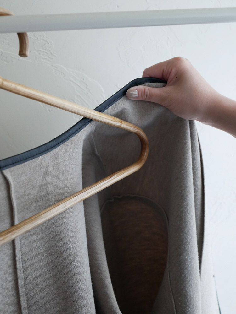 松野屋製のネパール産天然ラタンハンガー。シンプルなデザインで約40×22cmのサイズ。