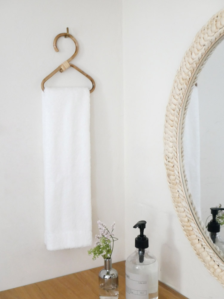 松野屋の天然ラタン製ハンガーとタオルハンガー、ナチュラルな色合いとデザイン