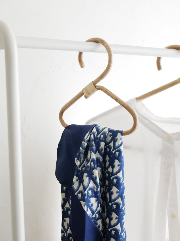 松野屋の天然ラタン製ラタンハンガー（約40×22cm）とタオルハンガー（約15×15cm）が並べられている