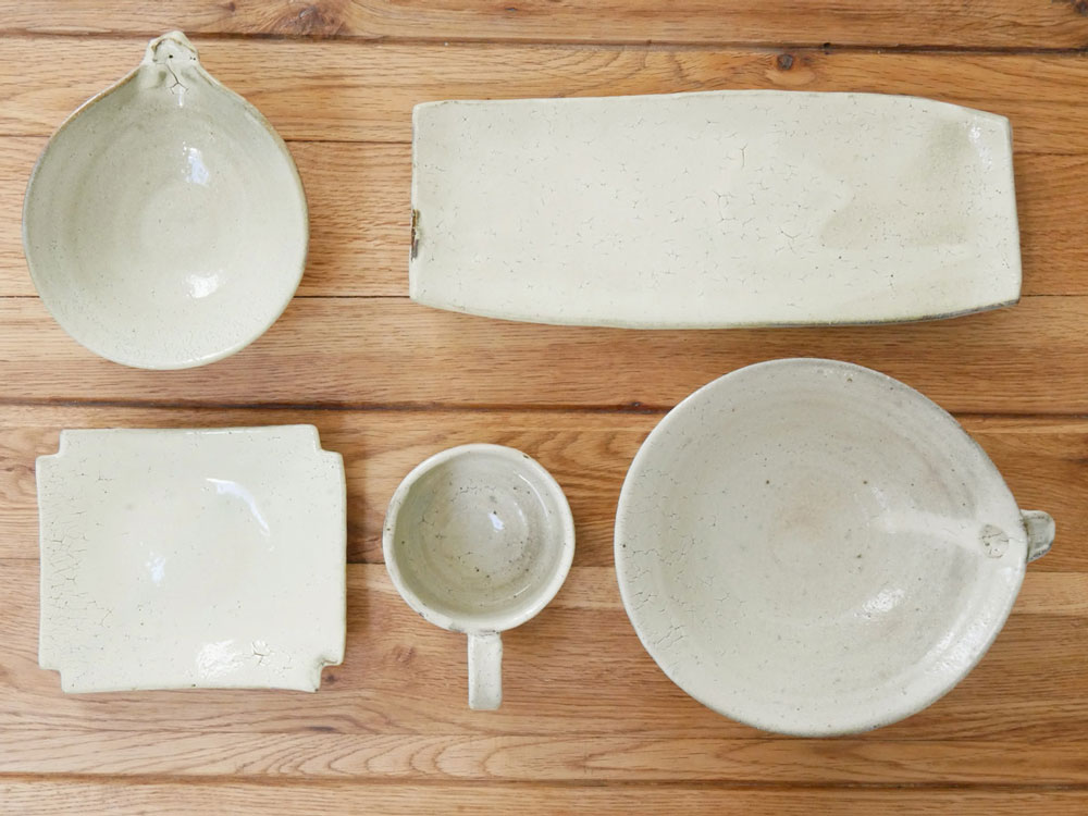 南窯の手作り荒粉引隅切菓子皿。ナチュラルな色合いと角ばったデザインが特徴的な日本製のスイーツプレート