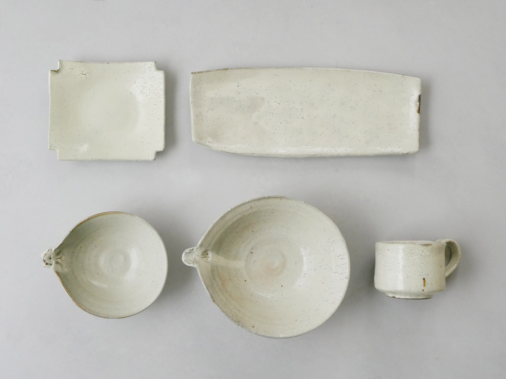 南窯の手作業で作られた荒粉引隅切菓子皿。自然な土色と角張ったデザインが特徴的な日本製の器です。