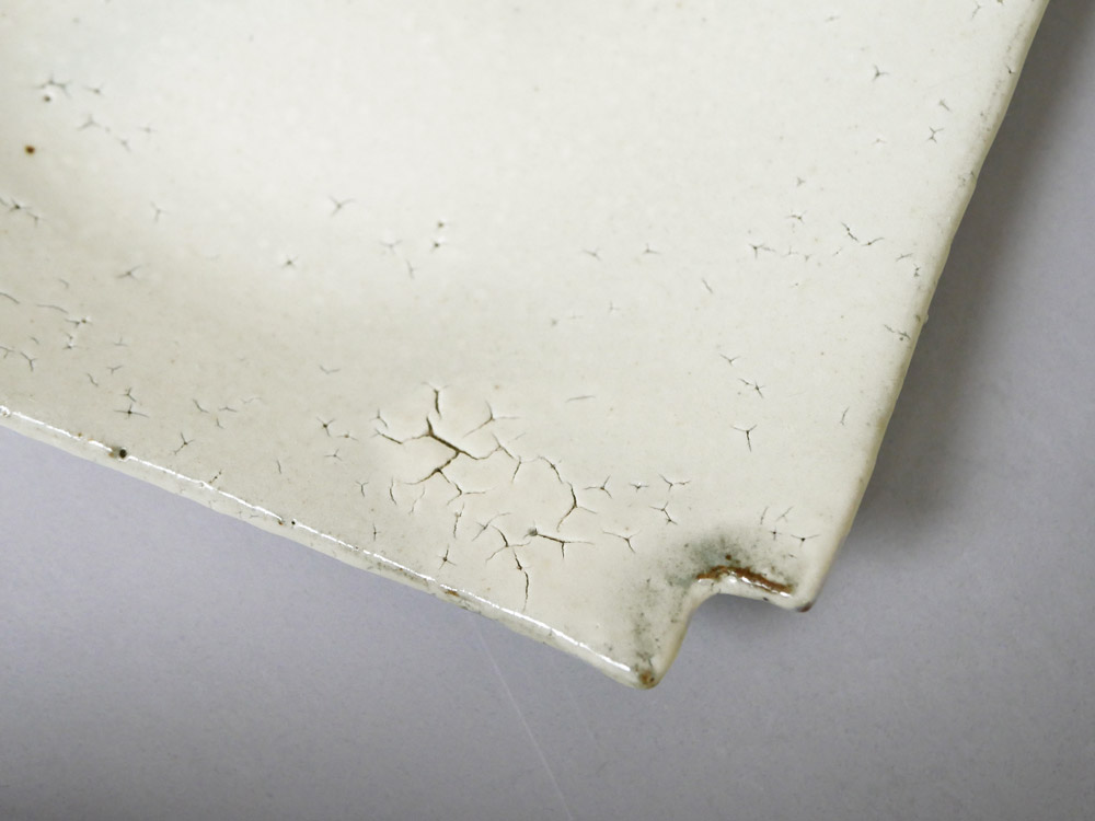 南窯ブランドの手作り荒粉引き隅切菓子皿に盛られたデザート