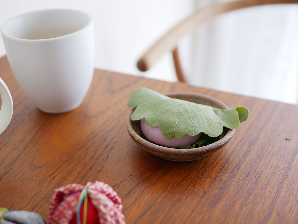 アデペシュ手作りの直径約90mm陶器豆皿