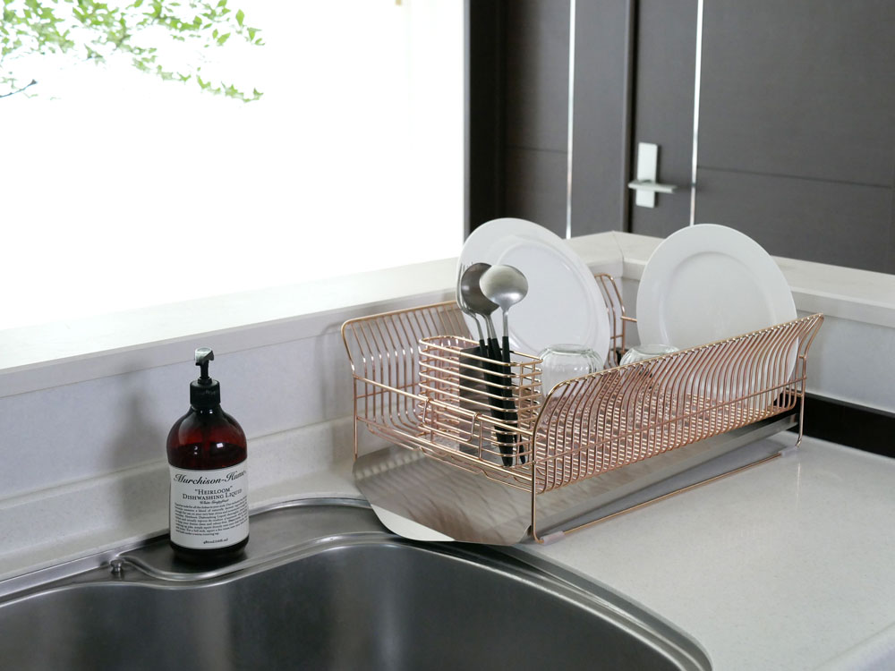 hanautaブランドのローズゴールド仕上げ18-8ステンレス製横置き水切りラック、箸立てとトレイ付きのキッチン用品