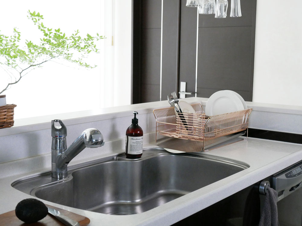 hanautaブランドのローズゴールドメッキ18-8ステンレス製横置き水切りラック。箸立てやトレイが付属し、キッチンカウンターに置いて食器を乾燥させるデザイン。