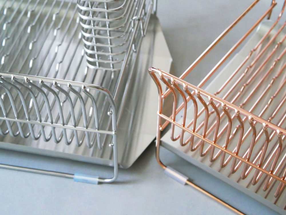 ローズゴールドメッキの【hanauta】横置き水切りラック。18-8ステンレス製で箸立てやトレイが付属し、キッチンカウンター上に配置された食器乾燥ラック