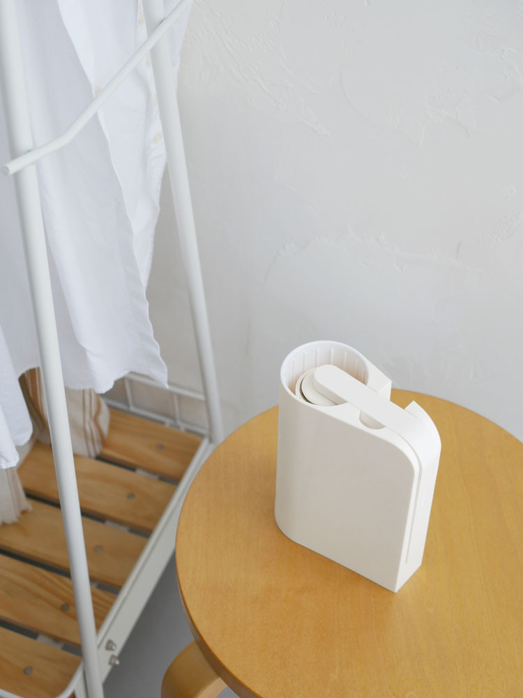 サラサデザイン製のプラスチックとスチール素材の円柱形カーペットクリーナー