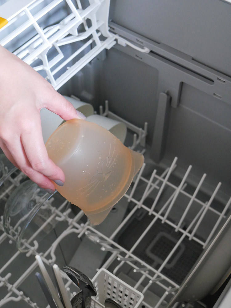 Zip Topジップトップベビースナックのシリコーン製透明容器、ジップ式蓋付きを正面から撮影した画像