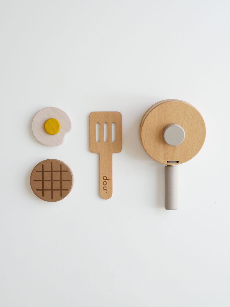 douブランドのままごとがっき「pop pan」キッチンセット。ビーチ材製のフライパン、たまご、ハンバーグ、フライ返しが揃っています。