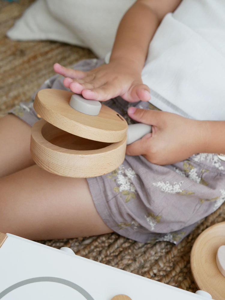 dou?ブランドのままごとがっき pop panセット。直径9.3cmのフライパンやたまご、ハンバーグ型のキッチンアイテムが並んでいます。