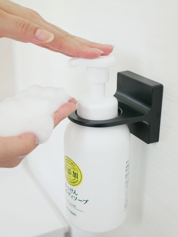 タワーのフィルムフックディスペンサーホルダーにボトルが取り付けられている様子