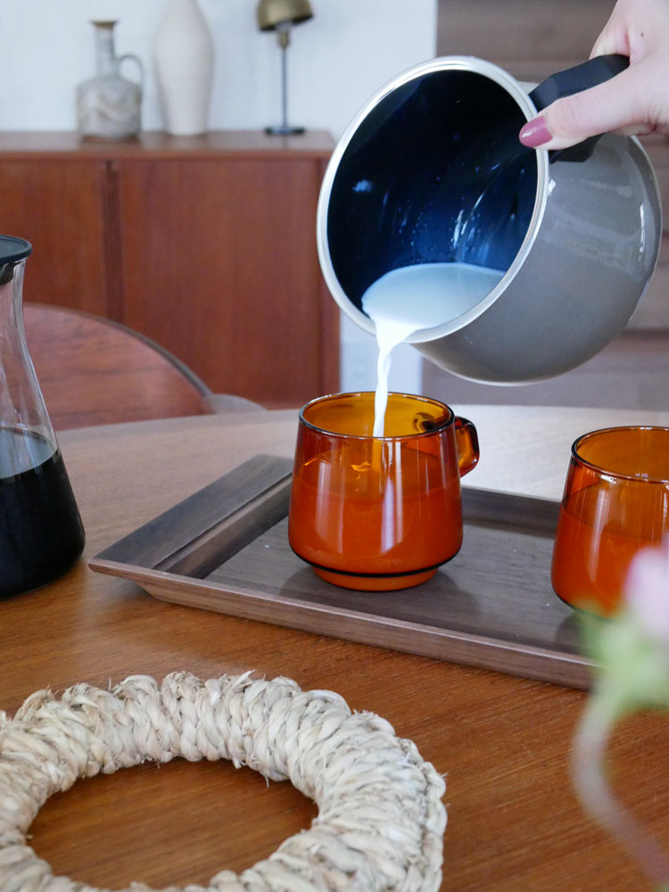 WMF フュージョンテック ミネラルマルチポット14cm、黒色の蓋付きホーロー鍋がキッチンで調理に使用されている様子