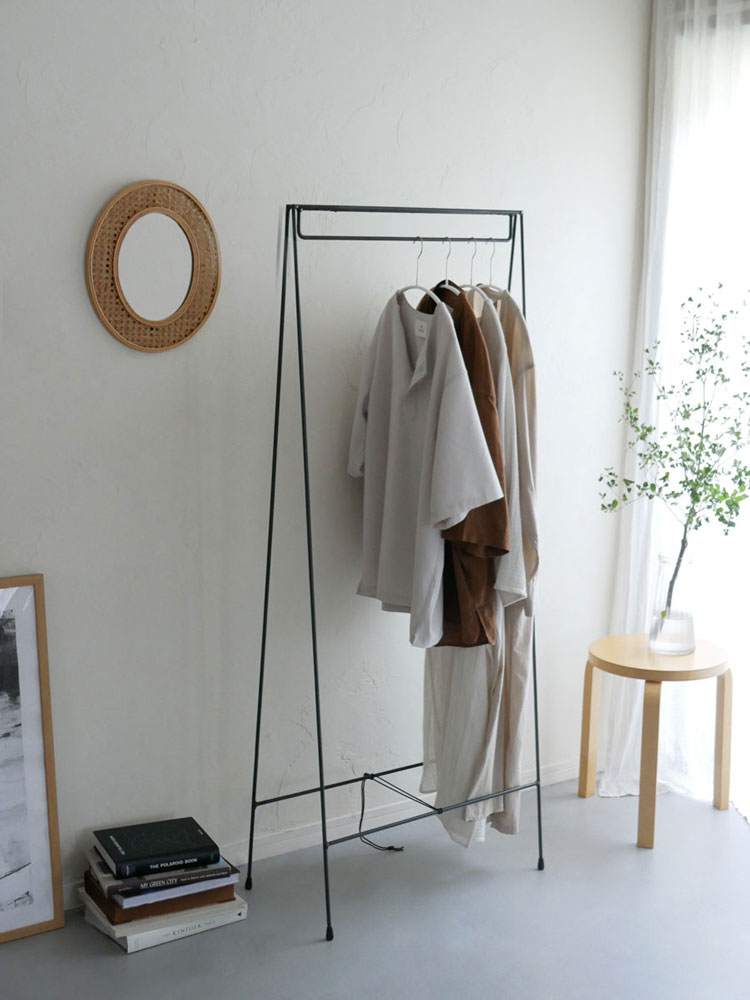 SIKAKU製折りたたみハンガーラック。クロカワ素材のクリア塗装で幅61.5cm、高さ150cmのスタイリッシュなデザイン