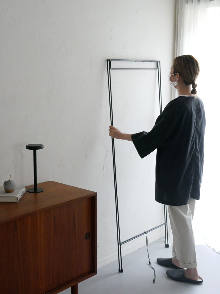 SIKAKUブランドのクロカワ製折りたたみハンガーラック。幅61.5cm、高さ150cmでクリア塗装され、キャップが着脱可能なデザイン