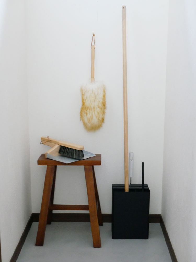 タワー型クリーナーツールオーガナイザーの写真