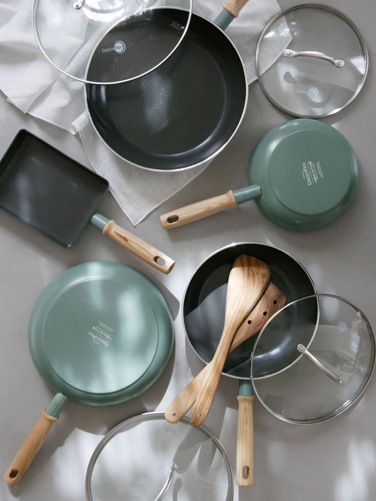 GREENPANメイフラワーシリーズの28cmアルミフライパンとステンレスガラス蓋