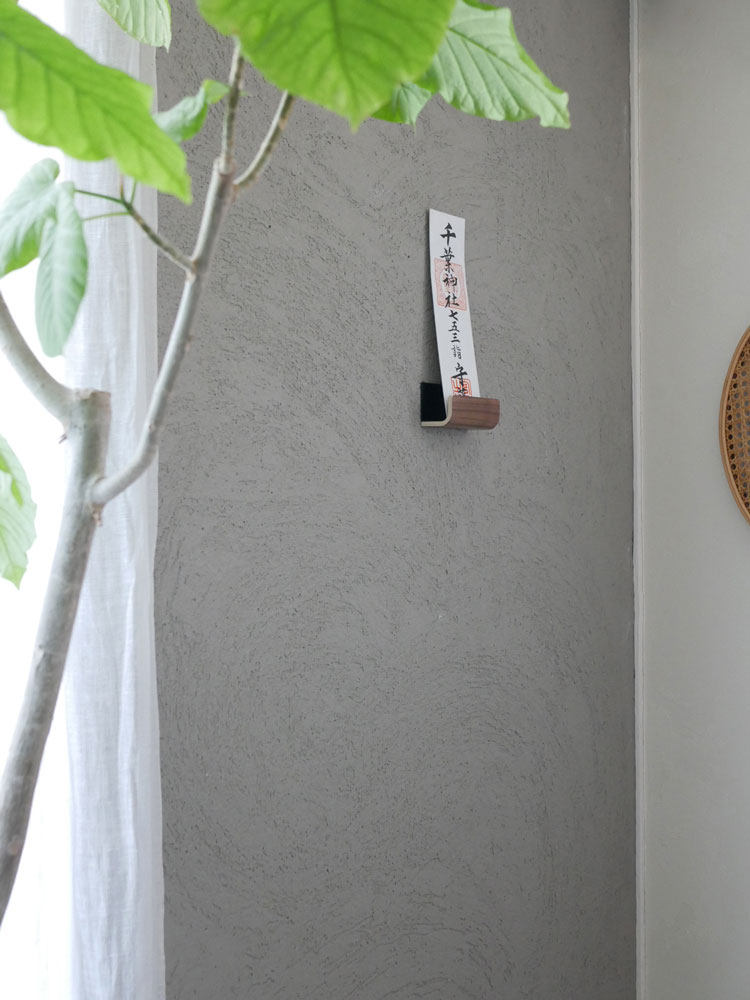 Yamazaki製スチールと木材の神札ホルダー