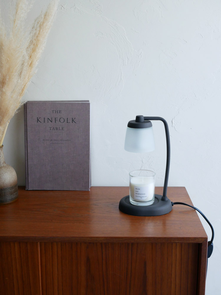 キャンドルを載せたカメヤマコンテンポウォーマーランプ