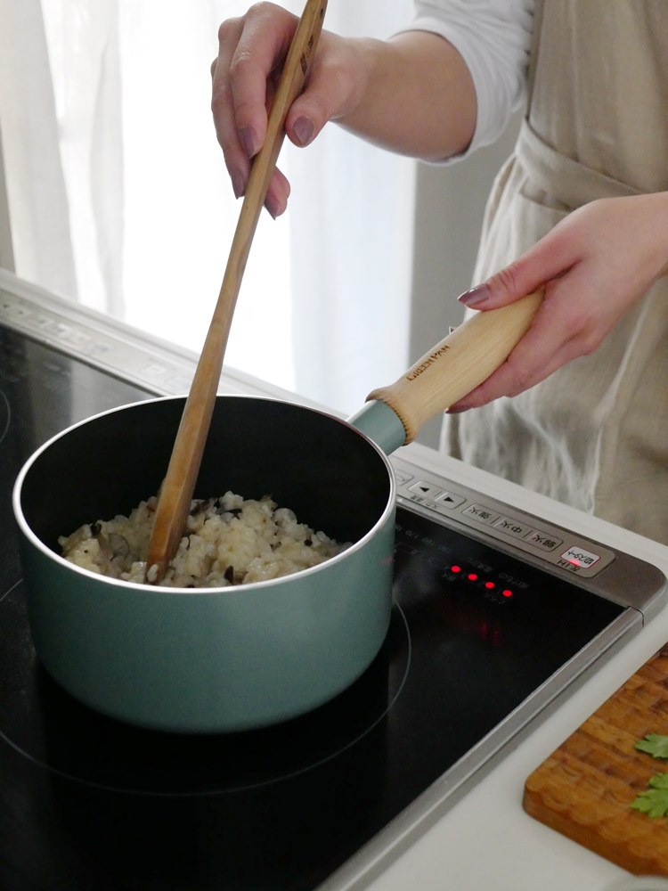 GREENPAN（グリーンパン）のメイフラワーソースパン蓋付き。セラミックコーティングが施されたアルミニウム製で、キッチンで調理中の様子を示す