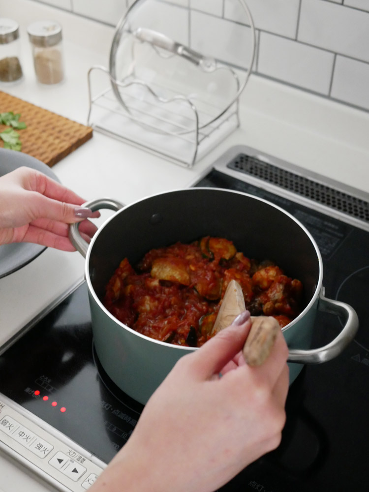 GREENPANのセラミックコーティングソースパン、白いアッシュウッドハンドルと耐熱ガラス蓋付き