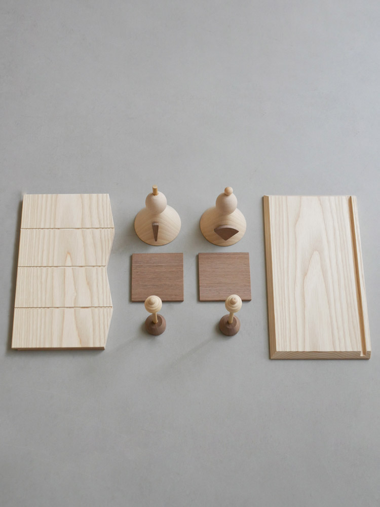 P.F WORK SHOPの木製オヒナサマ人形セット、伝統的な雛壇に配置されたお雛様とお内裏様