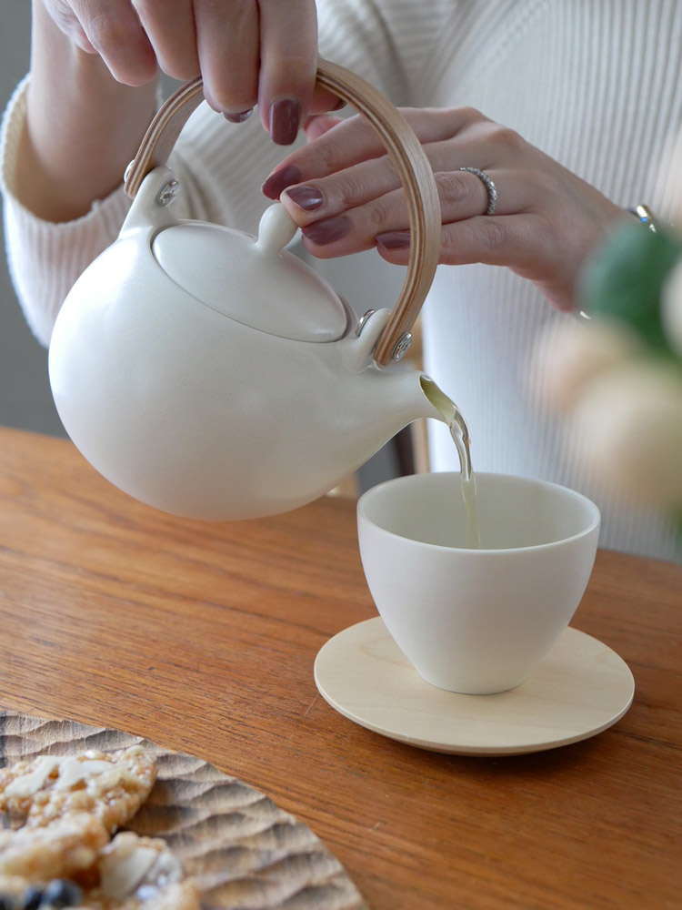 SALIU/LOLOブランドの結 YUI 白磁湯呑み