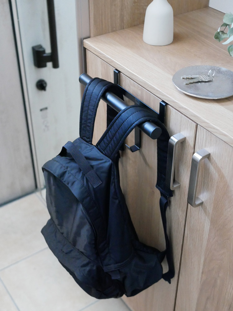 下駄箱扉に取り付けられたランドセルハンガー