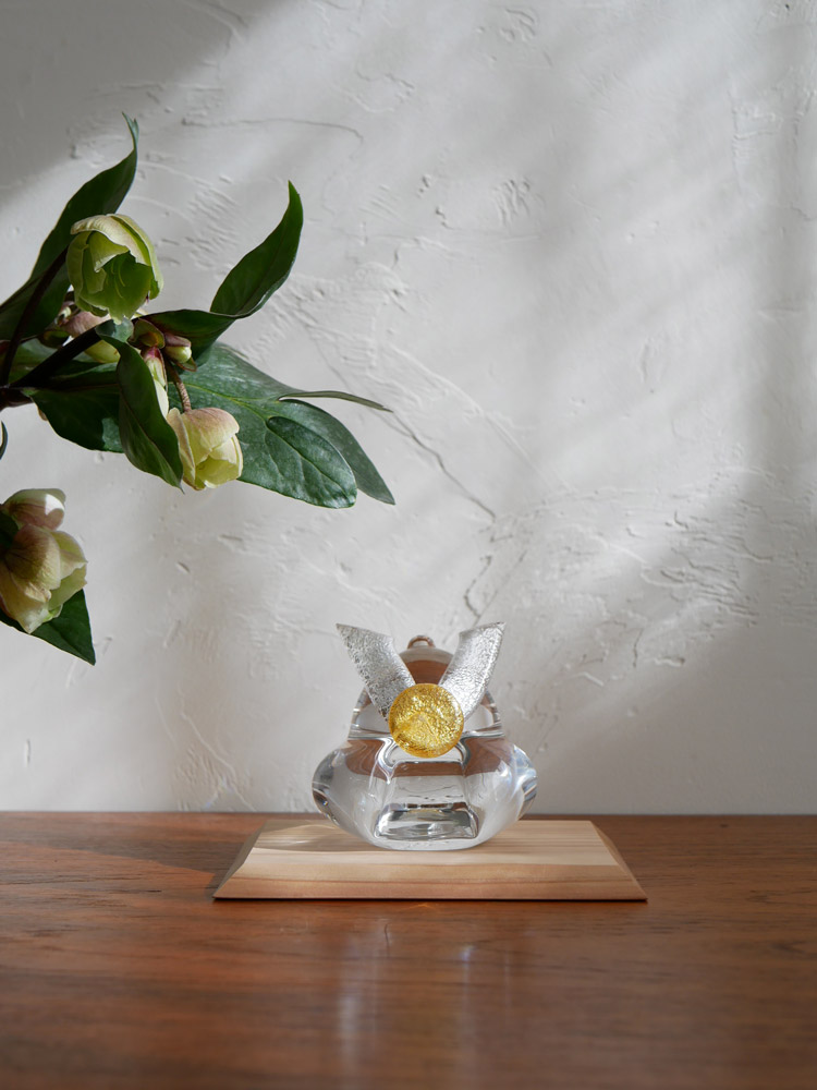 硝子屋 PRATO PINOの手作りガラス兜と木製飾り台