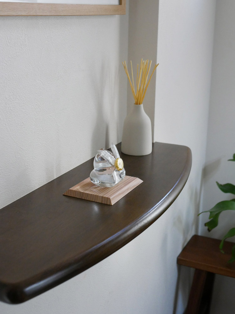 硝子屋 PRATO PINOの手作りガラス製兜。木箱と自然素材の飾り台と共に展示されています。