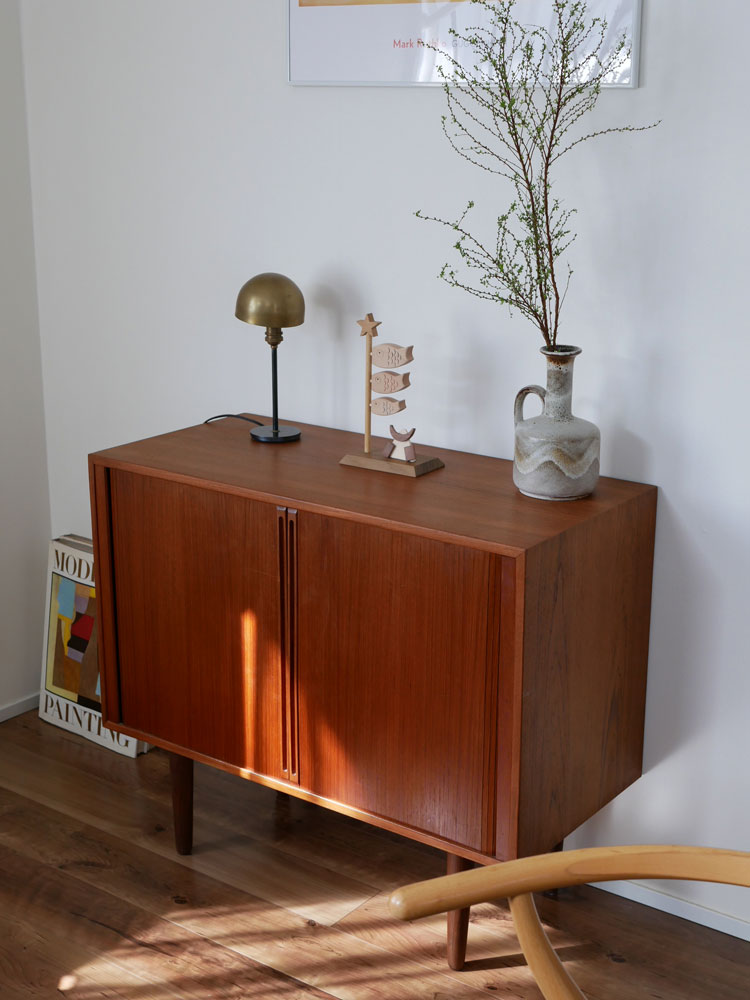 P.F WORK SHOP製の木製鯉のぼりと兜セット。ブナやマホガニー材を使用した鯉のぼりが両面使用可能で、チーク製の鯉のぼり台に取り付けられています。